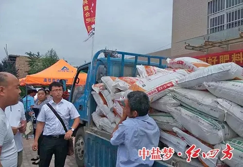 一袋袋好肥料交到農民手中，讓農民用上好肥料