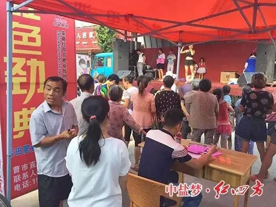 農(nóng)民朋友循聲而來，有的咨詢肥料施用方法，有的尋求農(nóng)技幫助，有的直接交款定肥。