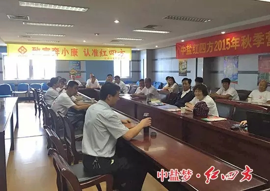 了解到紅四方發(fā)展歷程、新區(qū)發(fā)展情況及二期規(guī)劃建設(shè)項(xiàng)目后，客人們豎起大拇指.