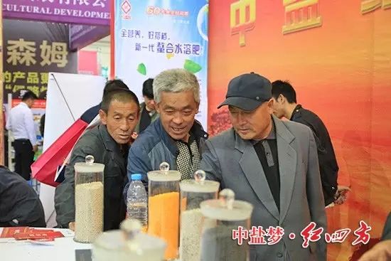 “往哪里走啊？”一位參會(huì)的經(jīng)銷商拉住身邊匆匆而過的老鄉(xiāng)問。
