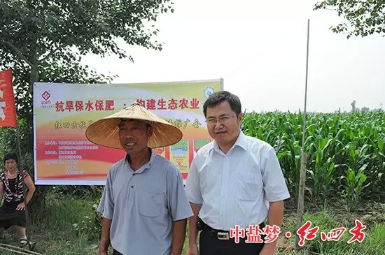 馬友華（右）與農民合影。
