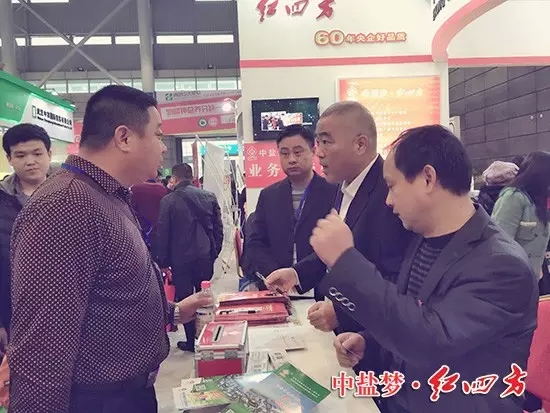 紅四方區(qū)域經(jīng)理方經(jīng)理正在“站崗”他可是站了一上午，雄風(fēng)不減當(dāng)年！