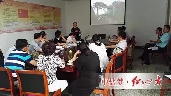 9月8日，中鹽紅四方新區(qū)生產基地迎來了一批特殊的客人——南京市江寧、六合、浦口、溧水、高淳5個區(qū)的耕地質量保護站負責人及技術骨干，他們興高采烈地與紅四方農化銷售總監(jiān)李守芳探討測土配方施肥推廣工作，觀摩了紅四方配方肥研發(fā)和生產現場。
