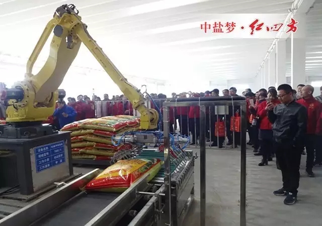 12月2日，中鹽紅四方復合肥銷量再次提前突破百萬噸大關，創(chuàng)歷史新高，不僅穩(wěn)固安徽市場，還遠拓南方和北方根據地，穩(wěn)居行業(yè)領域第一集團。