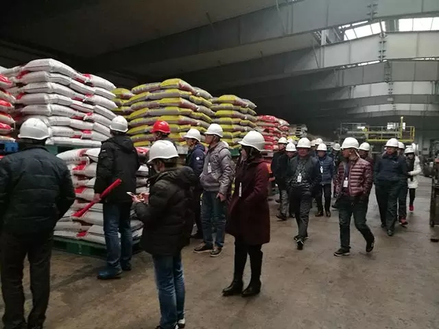 首先來到氨基酸水溶肥生產(chǎn)車間，肥業(yè)公司王林處長(zhǎng)向大家介紹水溶肥生產(chǎn)工藝、產(chǎn)品未來前景及趨勢(shì)。