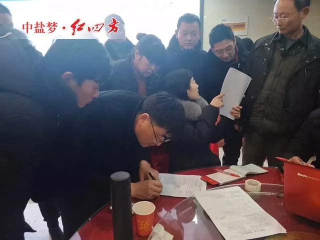 由于前期策劃和宣傳工作做得十分充分，大家積極訂肥、打款并簽訂年度合同，現場訂肥氣氛濃烈，驚喜連連。
